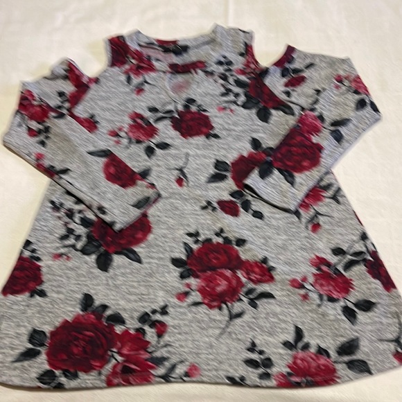 BCX cold shoulder top. - Picture 3 of 7